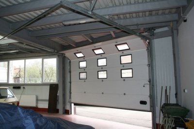 USI DE GARAJ SECTIONALE REZIDENTIALE CU SISTEME DE CULISARE STANDARD 