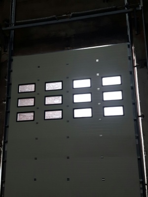 USI DE GARAJ SECTIONALE INDUSTRIALE CU SISTEM DE CULISARE FVL ( FULL VERTICAL )