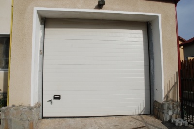 USI DE GARAJ SECTIONALE REZIDENTIALE ACTIONARE MANUALA CU MANER