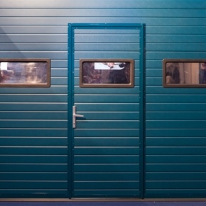 USI DE GARAJ SECTIONALE REZIDENTIALE CU USA PIETONALA CU PRAG INGUST