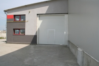 USI DE GARAJ SECTIONALE INDUSTRIALE CU USA PIETONALA CU PRAG LAT